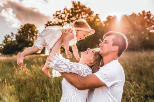 Marysia i rodzice sesja rodzinna Starogard Gdanski 14 06 2020 98 500x330 - Letnia rodzinna sesja o zachodzie słońca - Marysia i rodzice - Starogard Gdański