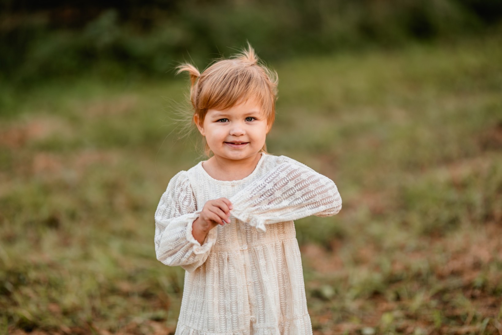 Rodzinna sesja o zachodzie 14 09 2023 Marta Trzcinska Fotografia 1 - Rodzinna sesja o zachodzie - roześmiana Marysia i rodzice - Starogard Gdański