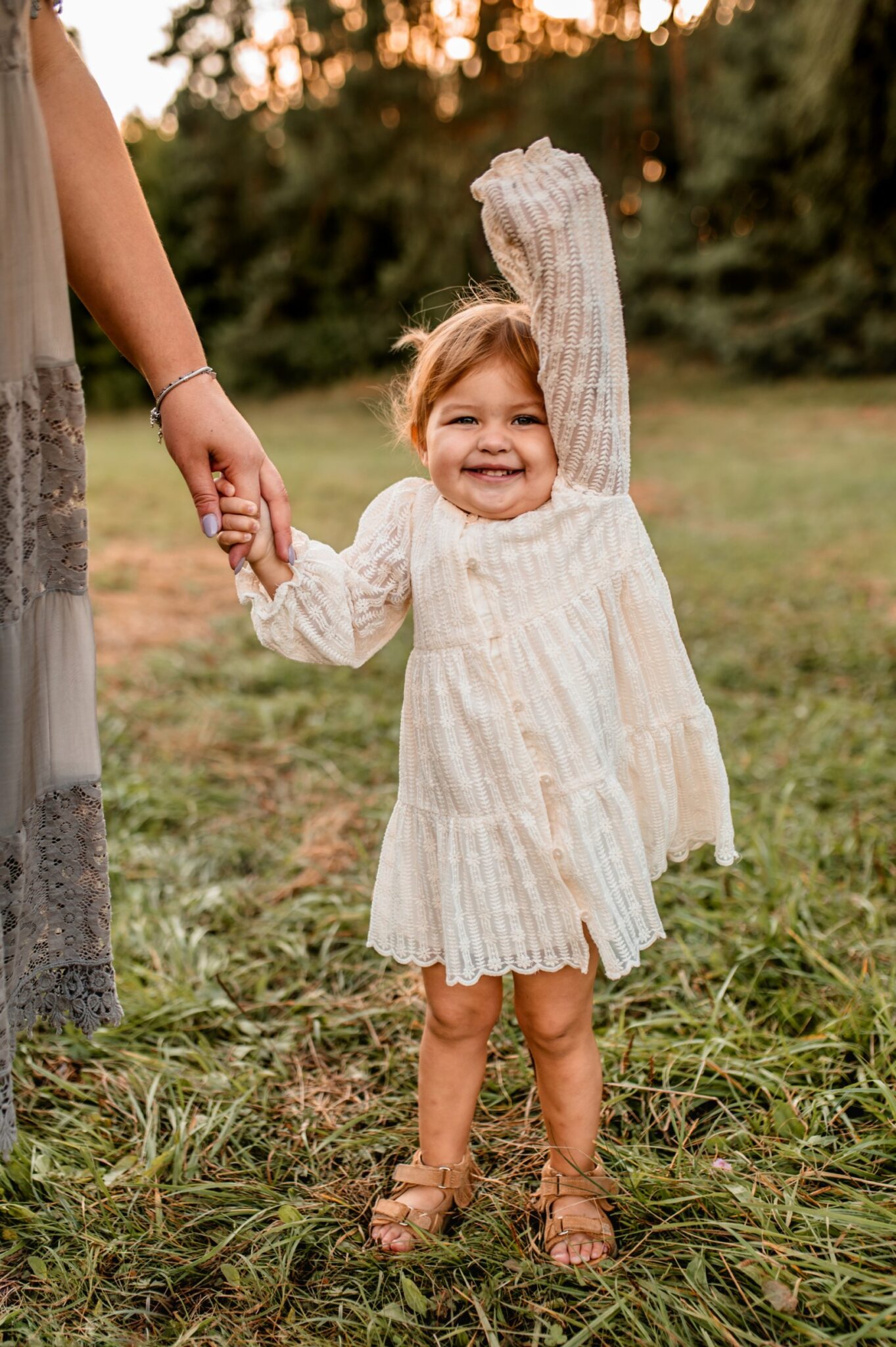 Rodzinna sesja o zachodzie 14 09 2023 Marta Trzcinska Fotografia 14 scaled - Rodzinna sesja o zachodzie - roześmiana Marysia i rodzice - Starogard Gdański