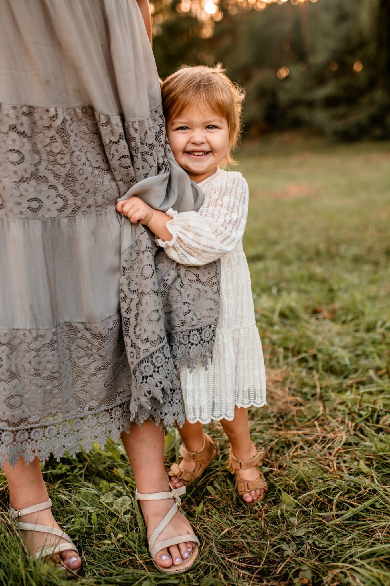 Rodzinna sesja o zachodzie 14 09 2023 Marta Trzcinska Fotografia 18 scaled - Rodzinna sesja o zachodzie - roześmiana Marysia i rodzice - Starogard Gdański