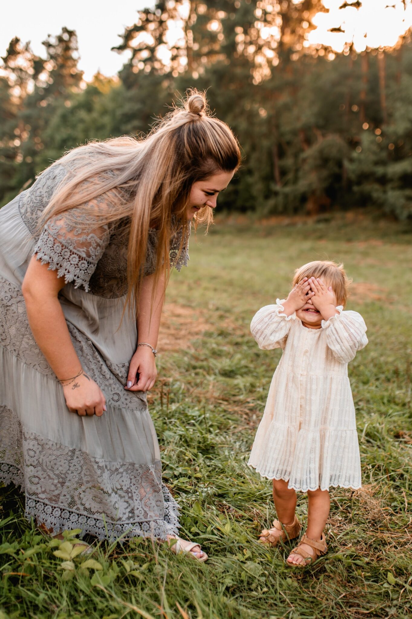 Rodzinna sesja o zachodzie 14 09 2023 Marta Trzcinska Fotografia 21 scaled - Rodzinna sesja o zachodzie - roześmiana Marysia i rodzice - Starogard Gdański