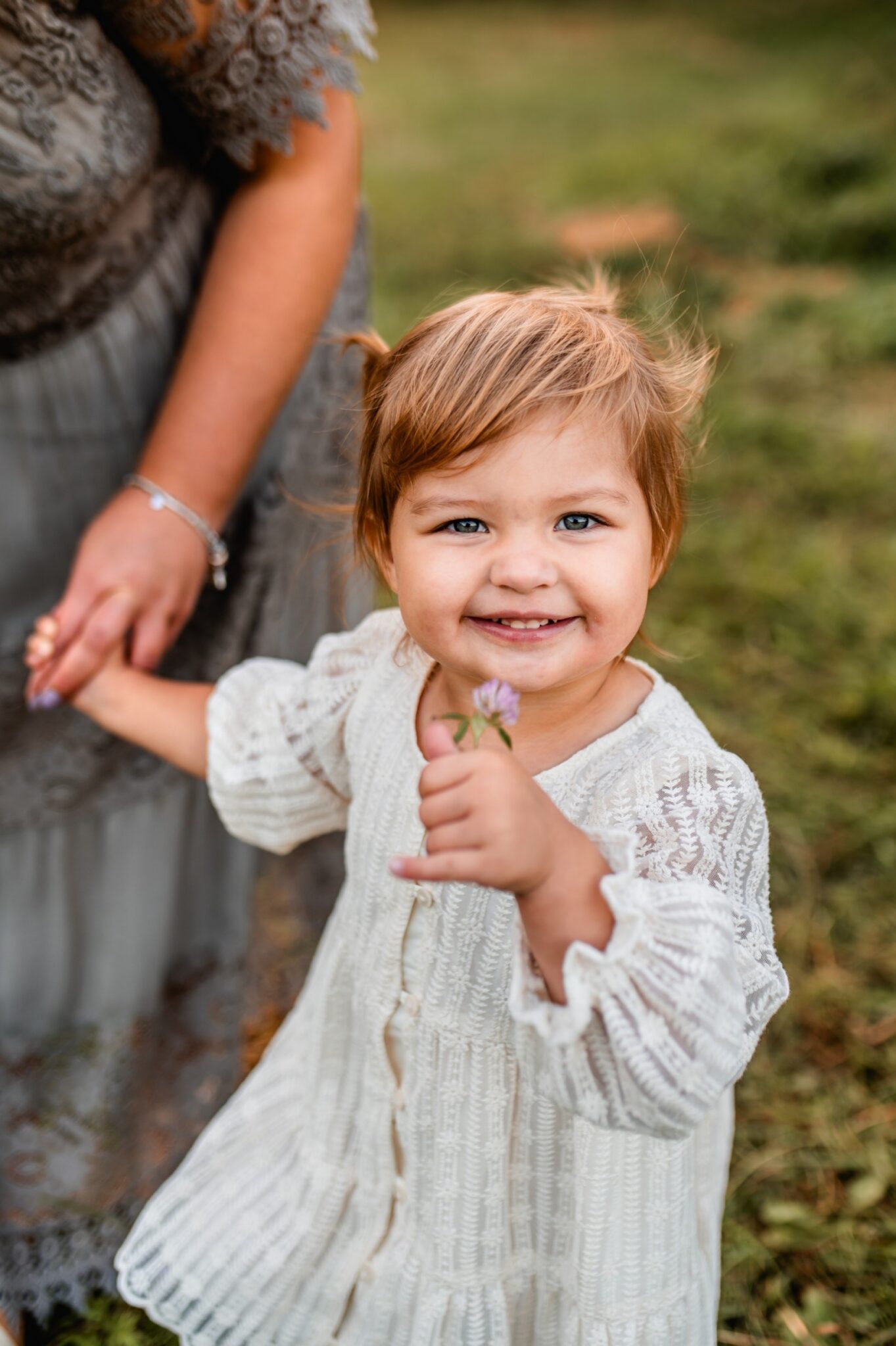 Rodzinna sesja o zachodzie 14 09 2023 Marta Trzcinska Fotografia 38 scaled - Rodzinna sesja o zachodzie - roześmiana Marysia i rodzice - Starogard Gdański