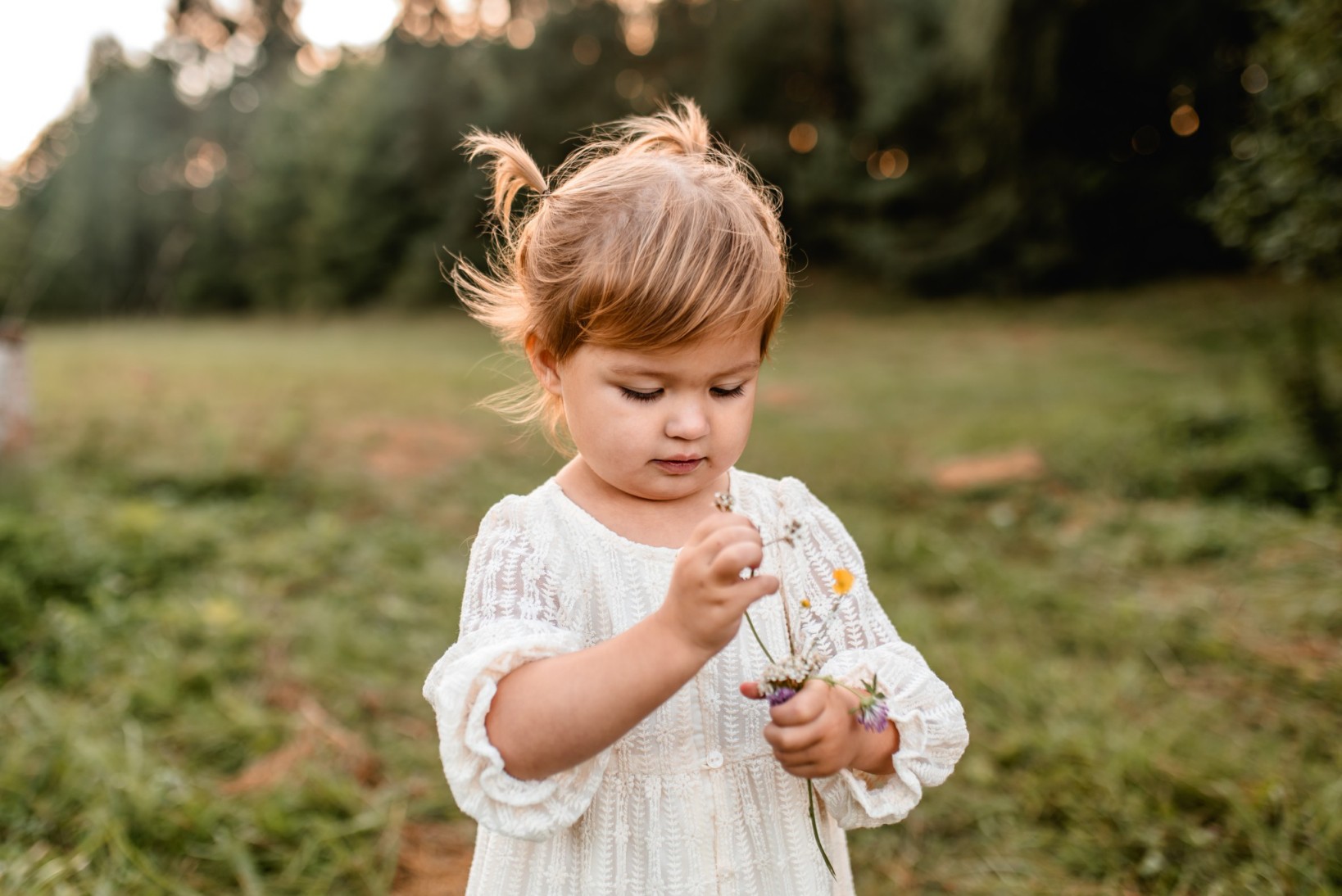 Rodzinna sesja o zachodzie 14 09 2023 Marta Trzcinska Fotografia 42 - Rodzinna sesja o zachodzie - roześmiana Marysia i rodzice - Starogard Gdański