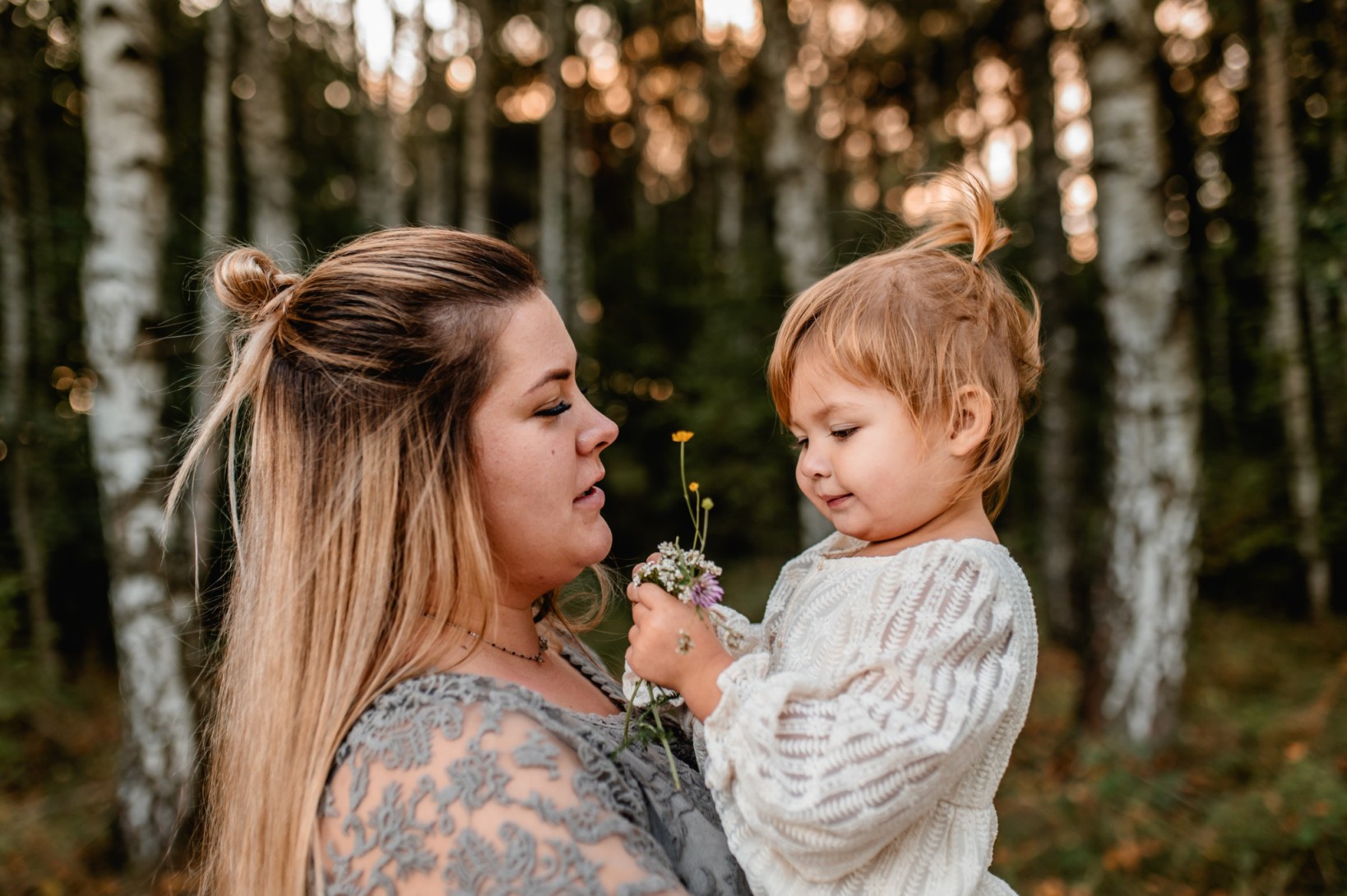 Rodzinna sesja o zachodzie 14 09 2023 Marta Trzcinska Fotografia 45 - Rodzinna sesja o zachodzie - roześmiana Marysia i rodzice - Starogard Gdański