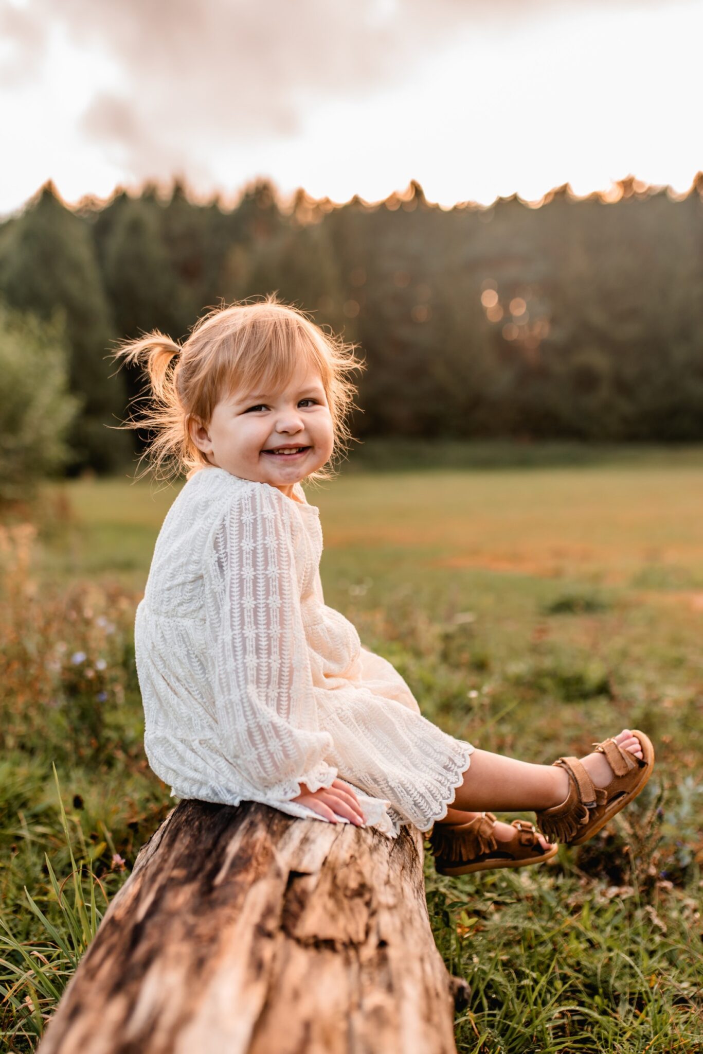 Rodzinna sesja o zachodzie 14 09 2023 Marta Trzcinska Fotografia 58 scaled - Rodzinna sesja o zachodzie - roześmiana Marysia i rodzice - Starogard Gdański