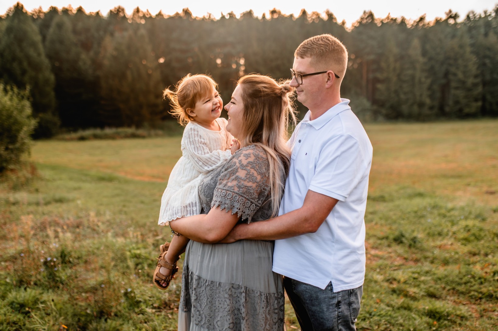 Rodzinna sesja o zachodzie 14 09 2023 Marta Trzcinska Fotografia 62 - Rodzinna sesja o zachodzie - roześmiana Marysia i rodzice - Starogard Gdański