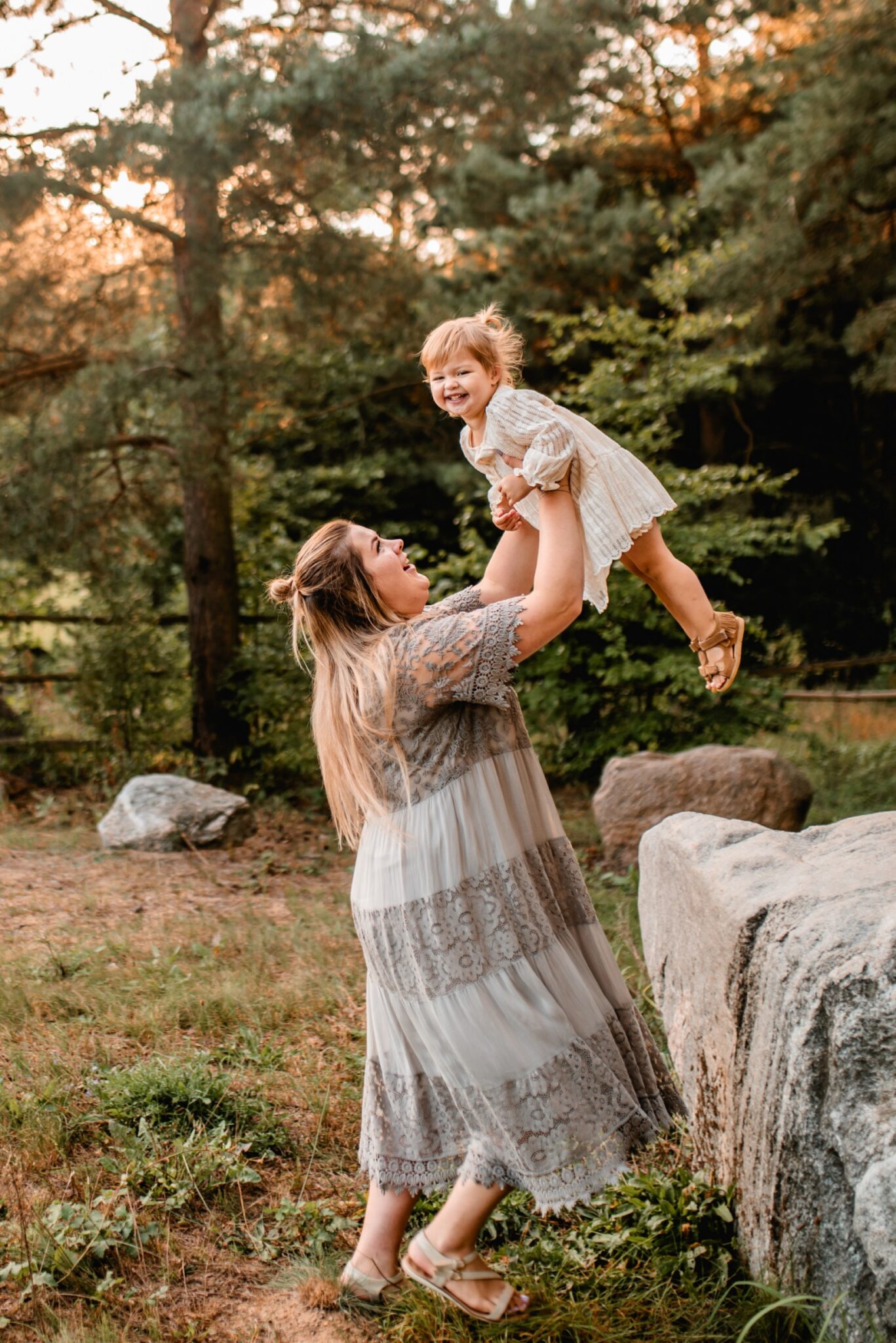 Rodzinna sesja o zachodzie 14 09 2023 Marta Trzcinska Fotografia 78 scaled - Rodzinna sesja o zachodzie - roześmiana Marysia i rodzice - Starogard Gdański