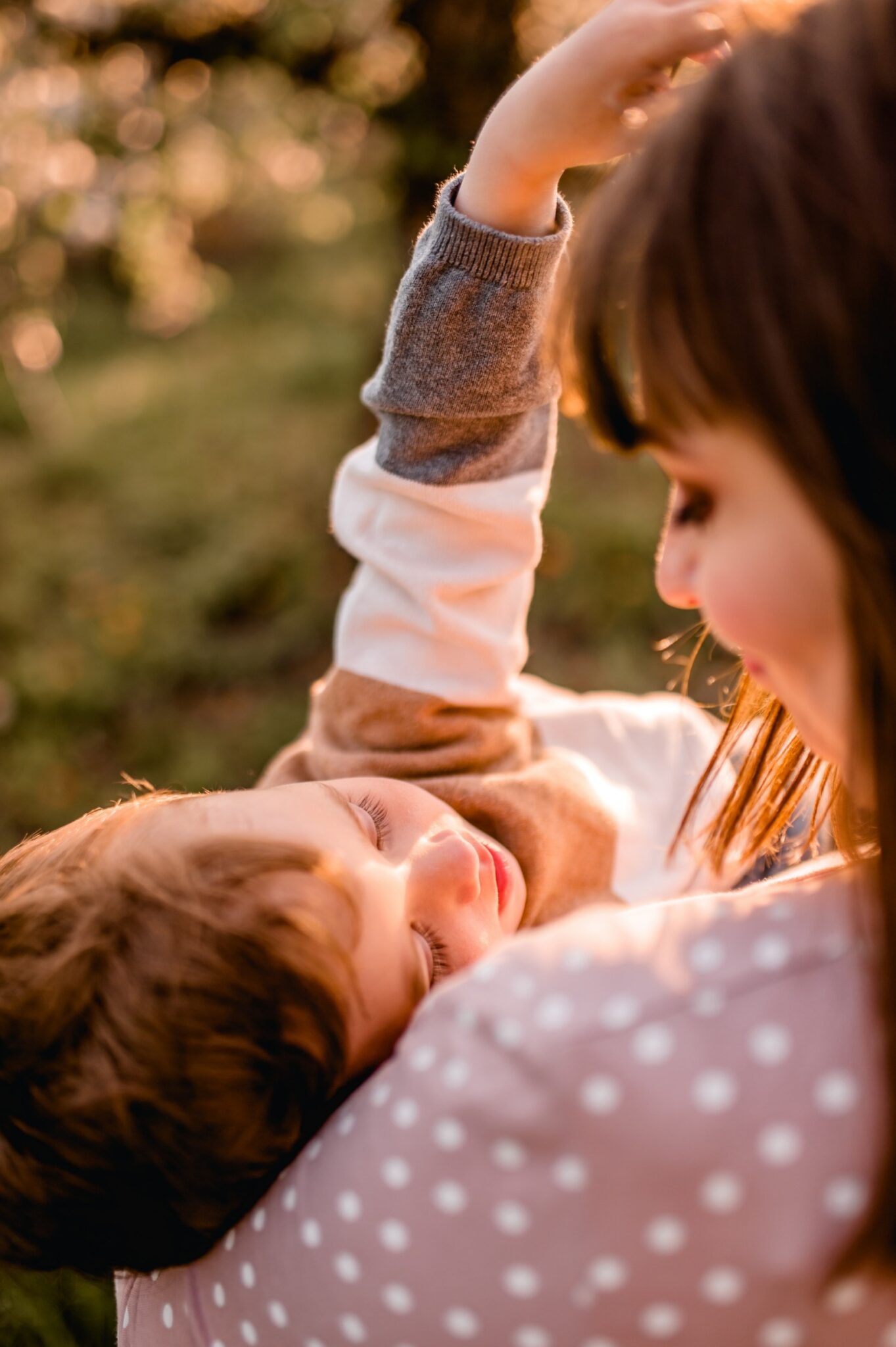 Kwiatowa sesja rodzinna w sadzie - Kostek i rodzice - Starogard Gdański Sesja rodzinna w sadzie 12 05 2022 Marta Trzcinska Fotografia 104 scaled - Kwiatowa sesja rodzinna w sadzie - Kostek i rodzice - Starogard Gdański