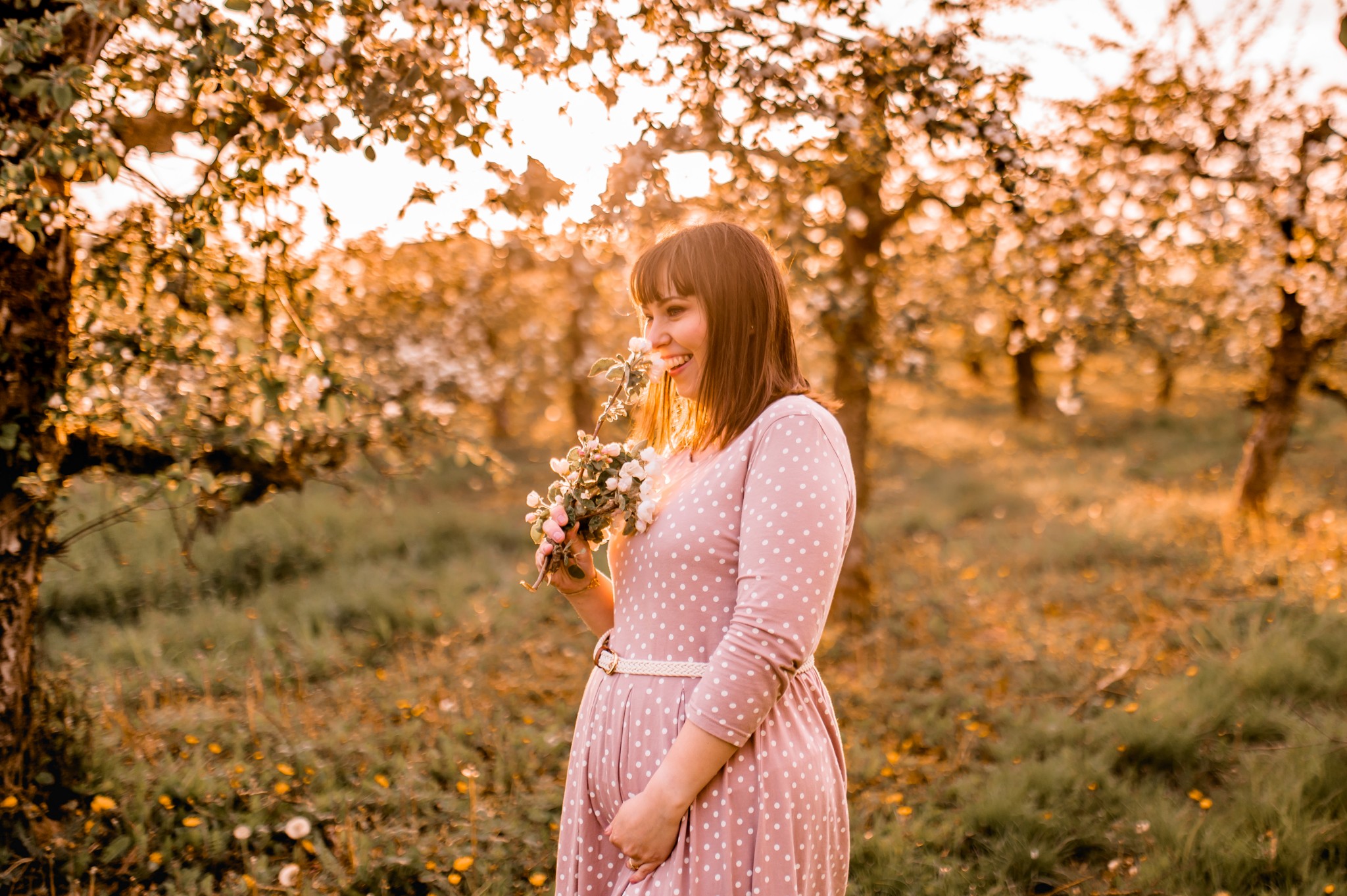 Kwiatowa sesja rodzinna w sadzie - Kostek i rodzice - Starogard Gdański Sesja rodzinna w sadzie 12 05 2022 Marta Trzcinska Fotografia 110 - Kwiatowa sesja rodzinna w sadzie - Kostek i rodzice - Starogard Gdański