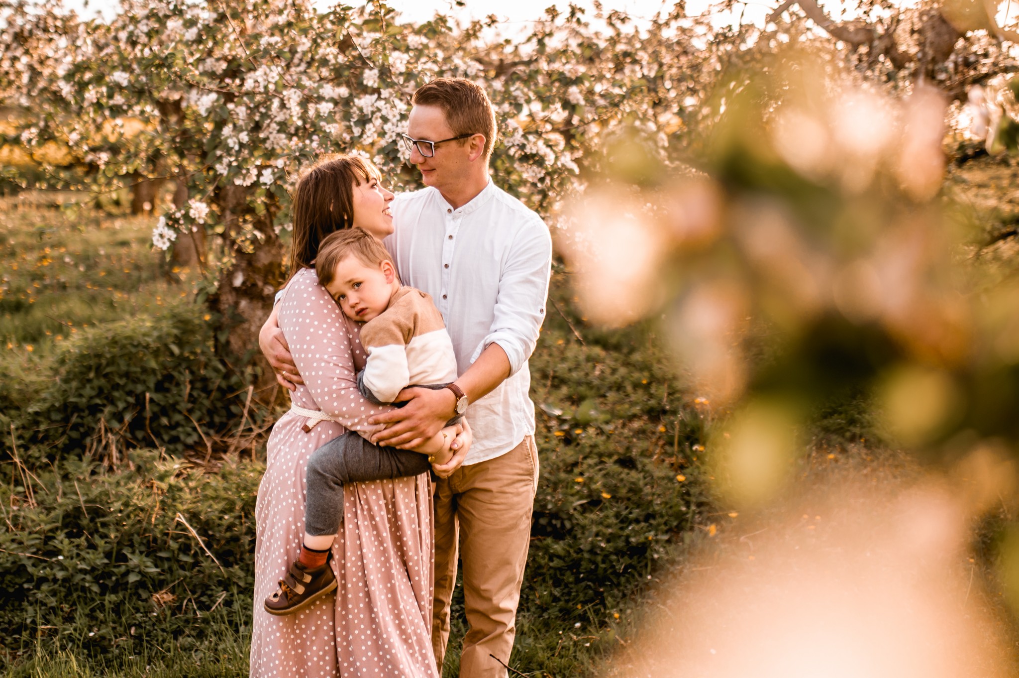 Kwiatowa sesja rodzinna w sadzie - Kostek i rodzice - Starogard Gdański Sesja rodzinna w sadzie 12 05 2022 Marta Trzcinska Fotografia 16 - Kwiatowa sesja rodzinna w sadzie - Kostek i rodzice - Starogard Gdański