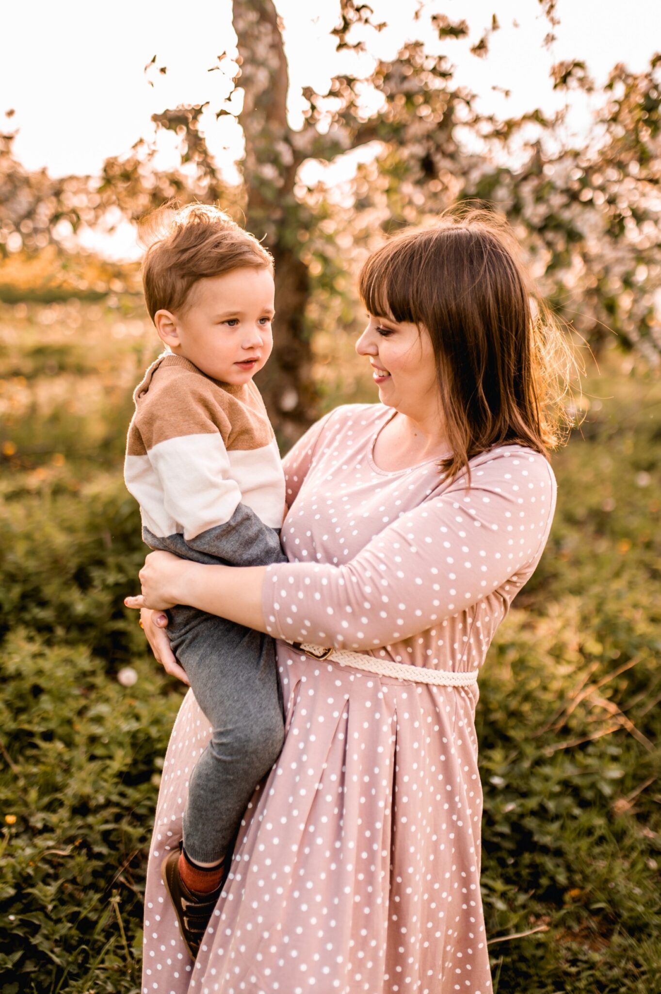 Kwiatowa sesja rodzinna w sadzie - Kostek i rodzice - Starogard Gdański Sesja rodzinna w sadzie 12 05 2022 Marta Trzcinska Fotografia 26 scaled - Kwiatowa sesja rodzinna w sadzie - Kostek i rodzice - Starogard Gdański