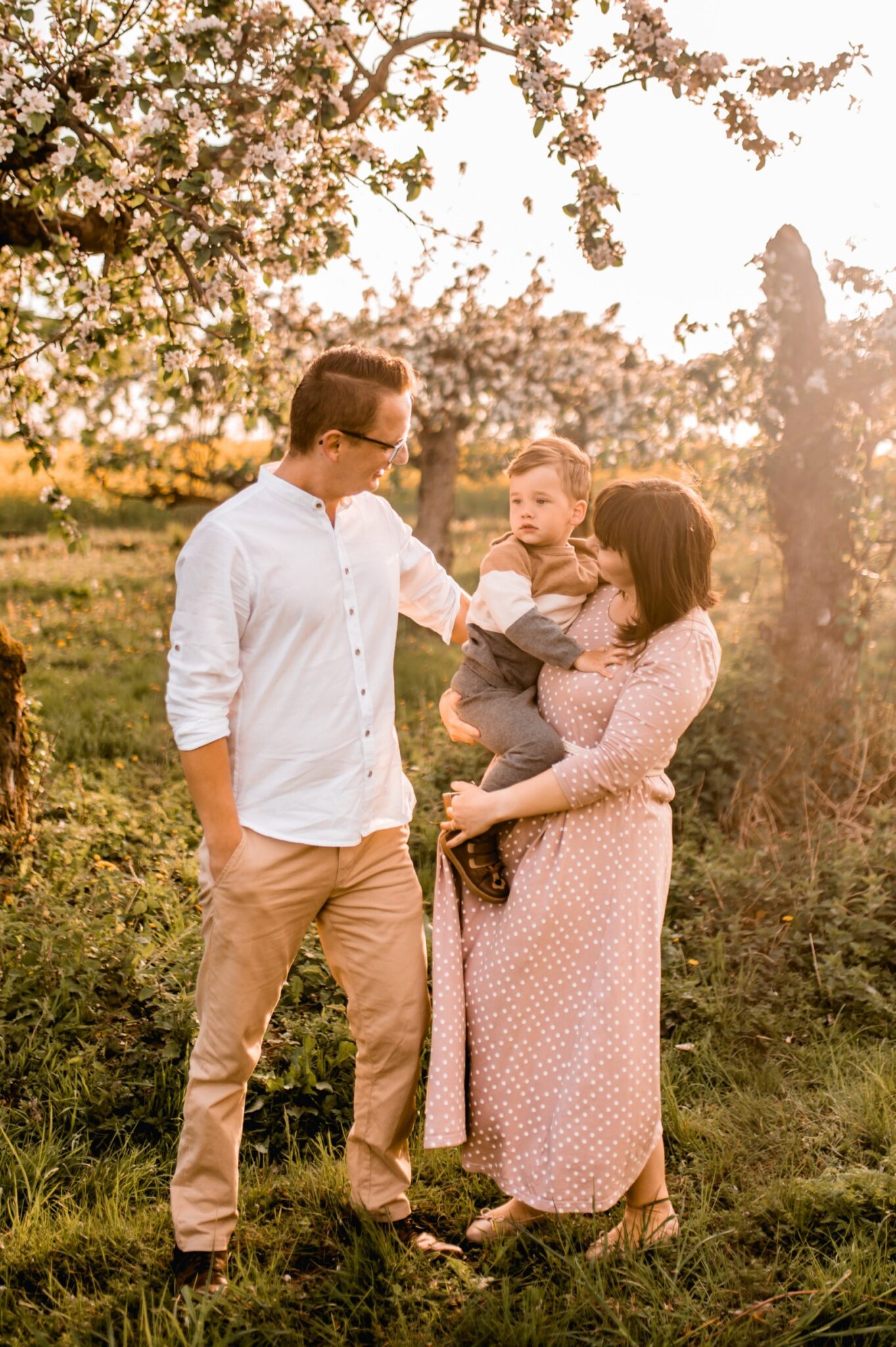 Kwiatowa sesja rodzinna w sadzie - Kostek i rodzice - Starogard Gdański Sesja rodzinna w sadzie 12 05 2022 Marta Trzcinska Fotografia 3 scaled - Kwiatowa sesja rodzinna w sadzie - Kostek i rodzice - Starogard Gdański
