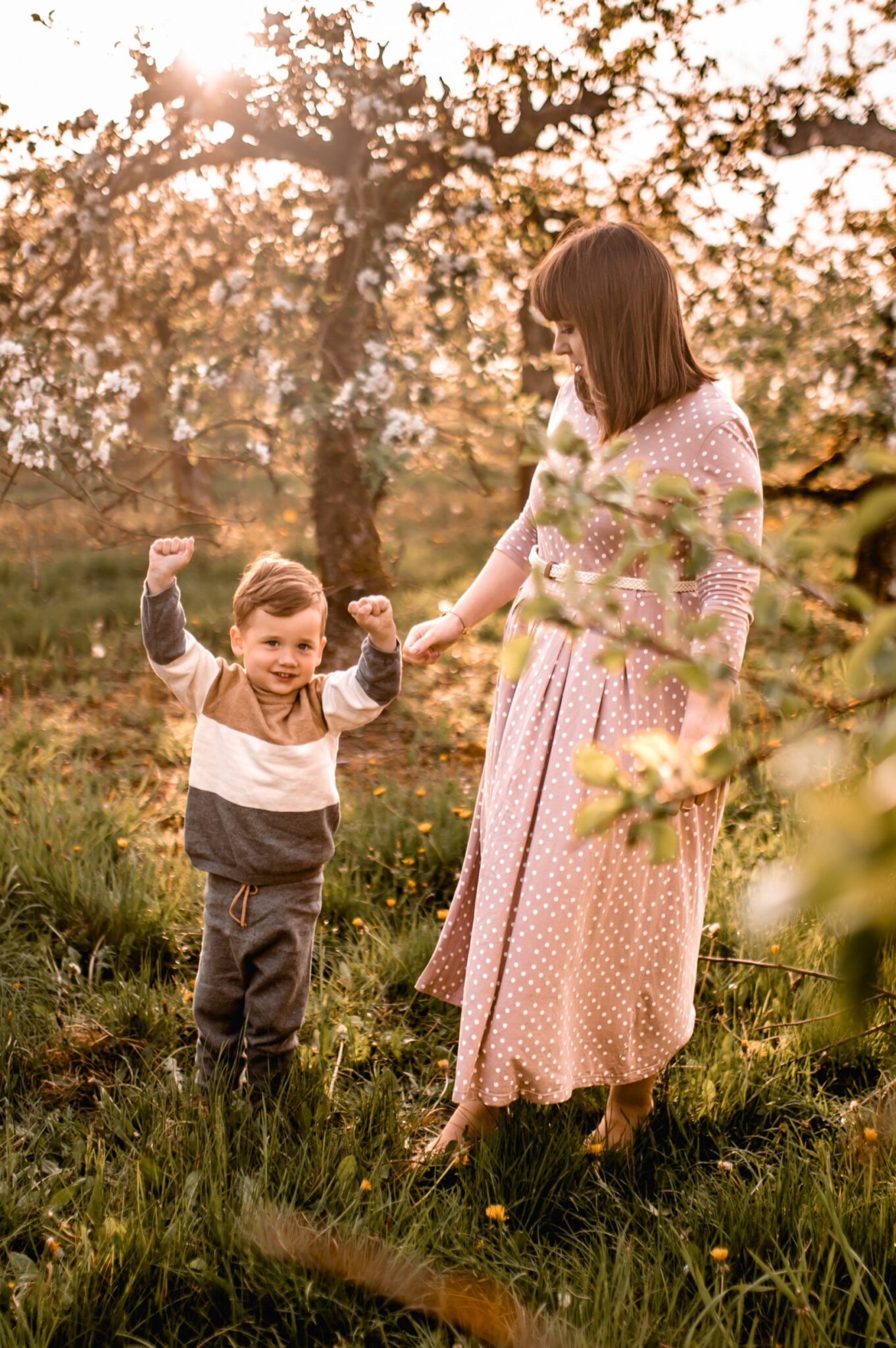 Kwiatowa sesja rodzinna w sadzie - Kostek i rodzice - Starogard Gdański Sesja rodzinna w sadzie 12 05 2022 Marta Trzcinska Fotografia 36 scaled - Kwiatowa sesja rodzinna w sadzie - Kostek i rodzice - Starogard Gdański