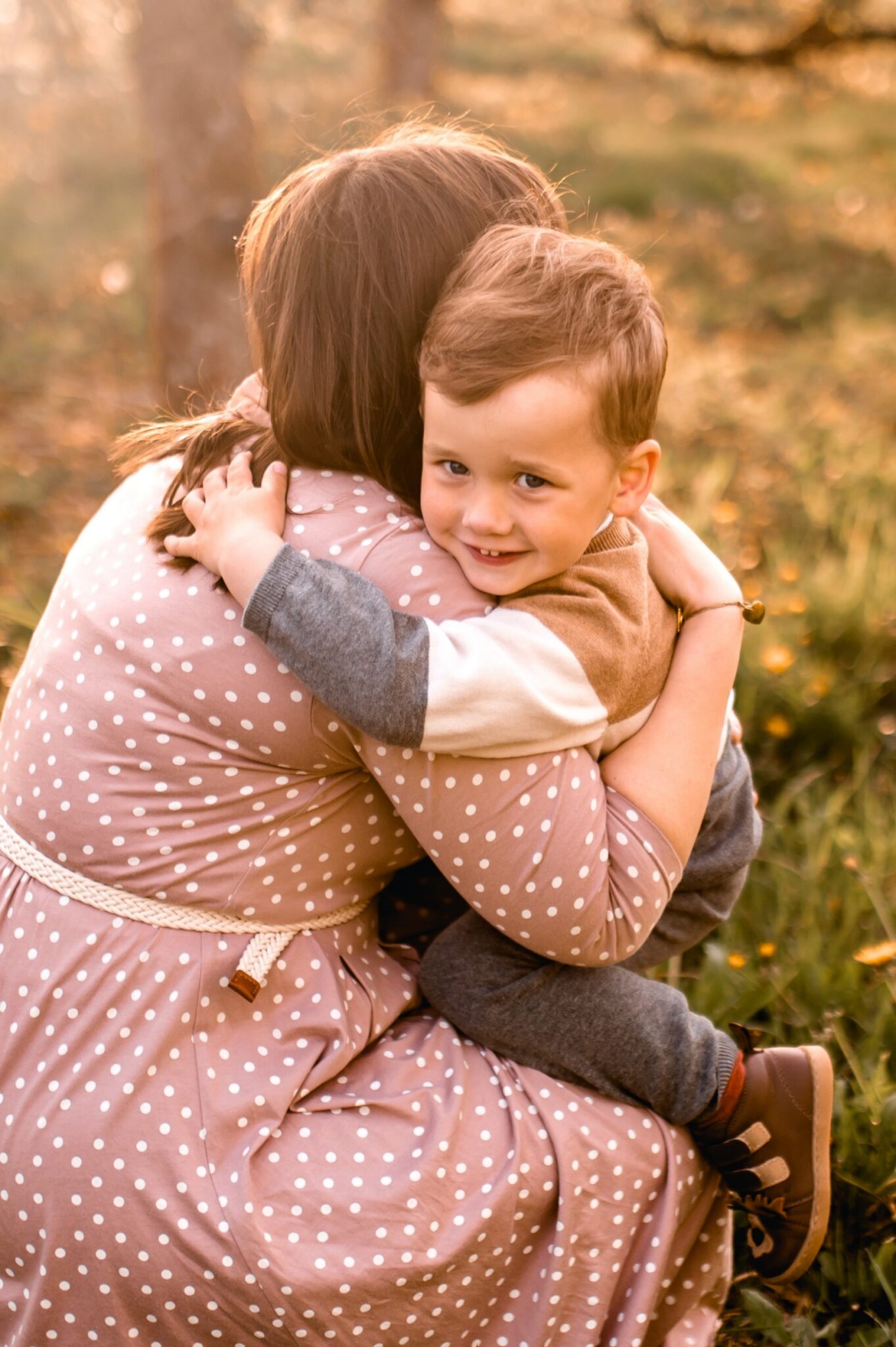 Kwiatowa sesja rodzinna w sadzie - Kostek i rodzice - Starogard Gdański Sesja rodzinna w sadzie 12 05 2022 Marta Trzcinska Fotografia 51 scaled - Kwiatowa sesja rodzinna w sadzie - Kostek i rodzice - Starogard Gdański