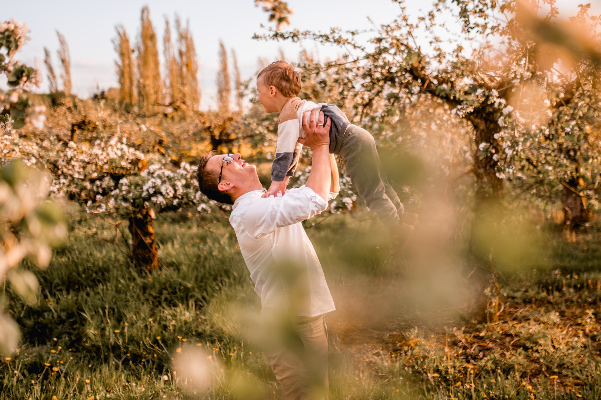 Kwiatowa sesja rodzinna w sadzie - Kostek i rodzice - Starogard Gdański Sesja rodzinna w sadzie 12 05 2022 Marta Trzcinska Fotografia 59 - Kwiatowa sesja rodzinna w sadzie - Kostek i rodzice - Starogard Gdański