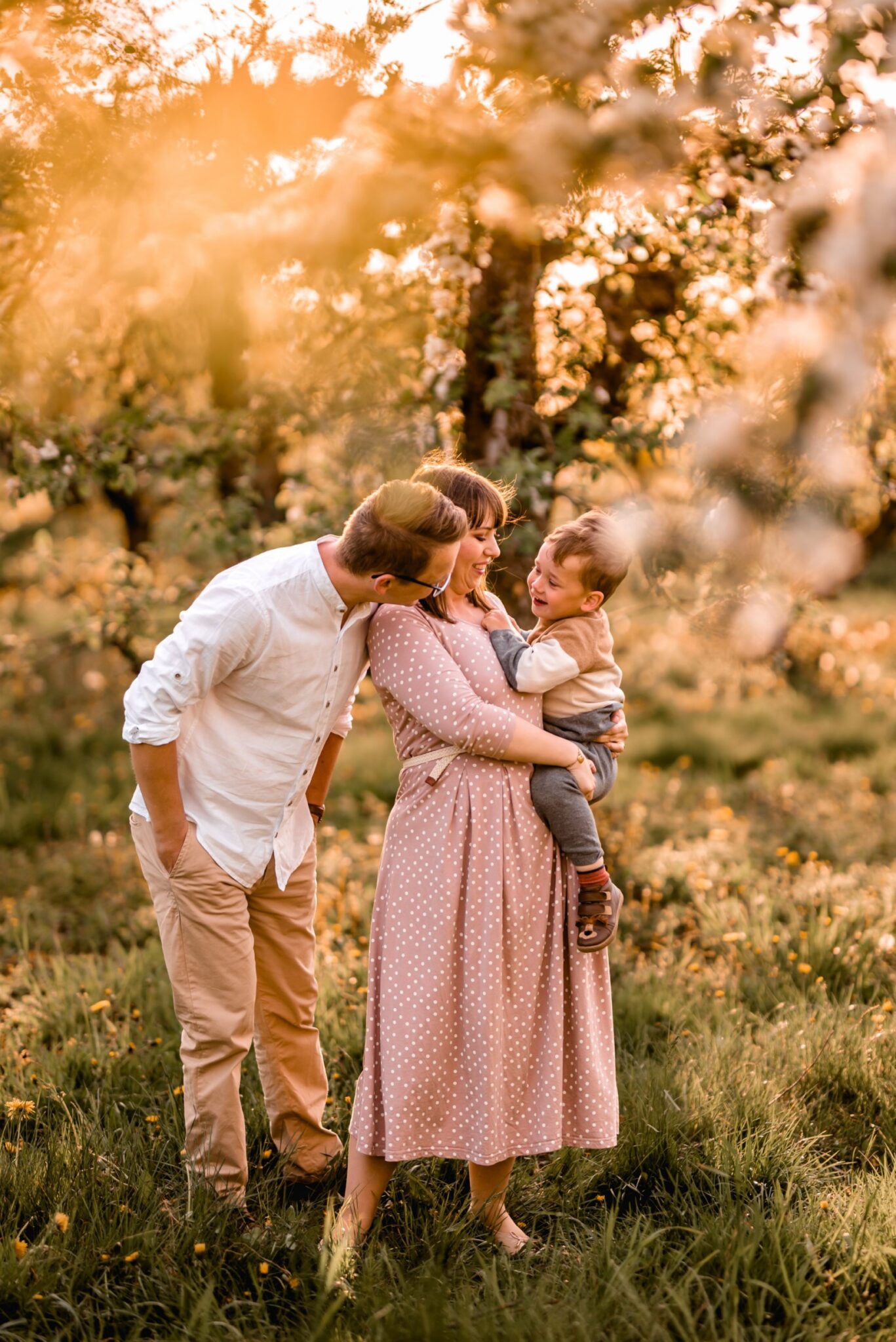 Kwiatowa sesja rodzinna w sadzie - Kostek i rodzice - Starogard Gdański Sesja rodzinna w sadzie 12 05 2022 Marta Trzcinska Fotografia 70 scaled - Kwiatowa sesja rodzinna w sadzie - Kostek i rodzice - Starogard Gdański