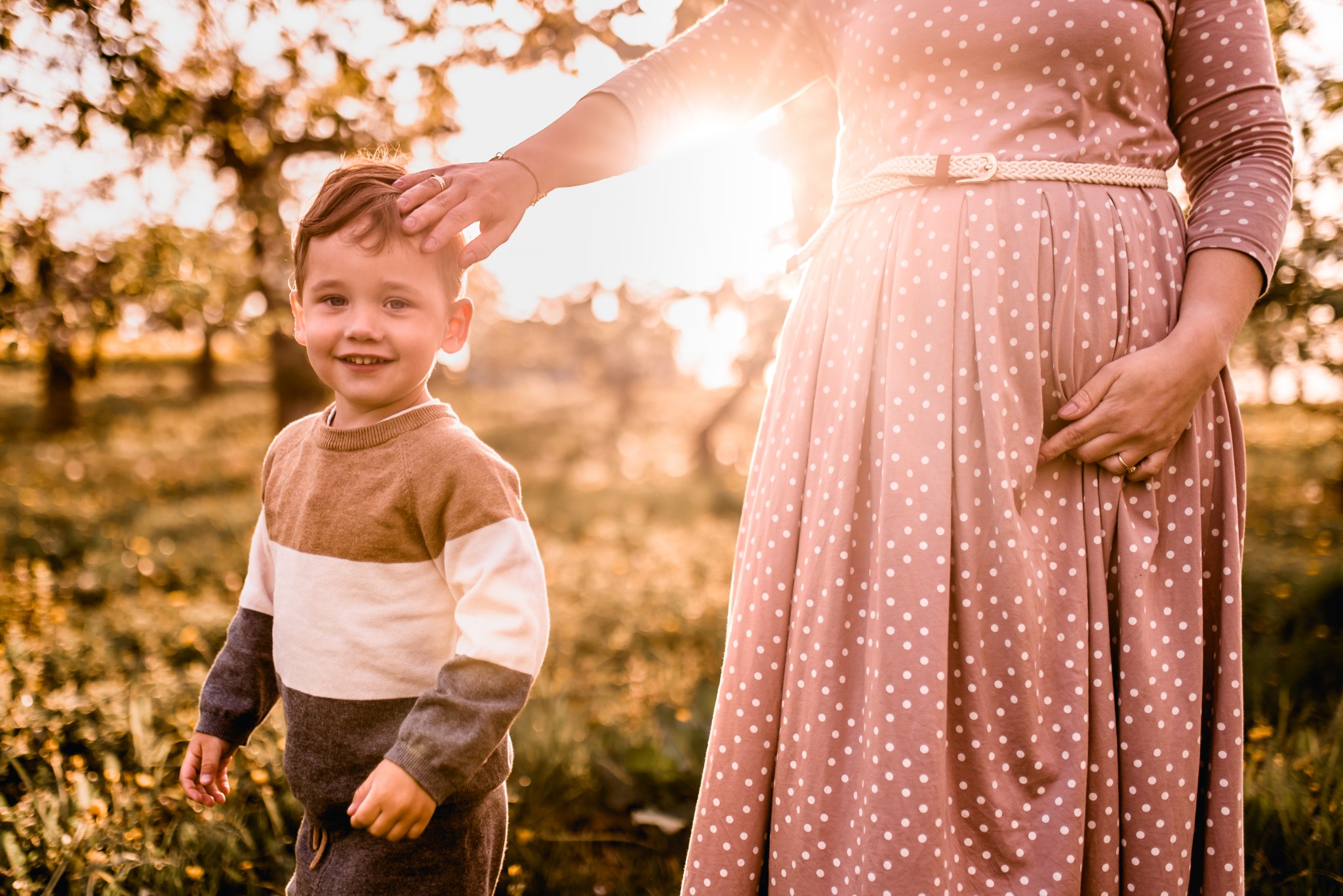 Kwiatowa sesja rodzinna w sadzie - Kostek i rodzice - Starogard Gdański Sesja rodzinna w sadzie 12 05 2022 Marta Trzcinska Fotografia 78 - Kwiatowa sesja rodzinna w sadzie - Kostek i rodzice - Starogard Gdański