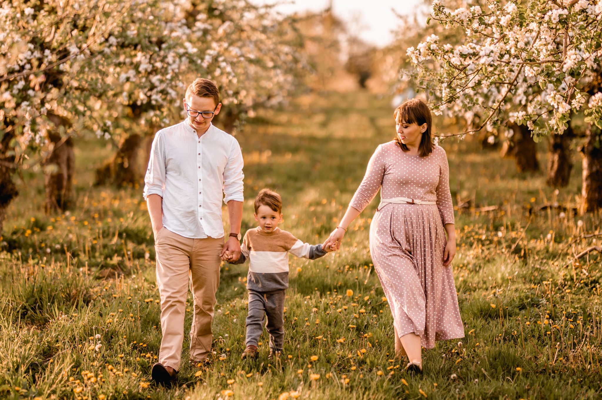 Kwiatowa sesja rodzinna w sadzie - Kostek i rodzice - Starogard Gdański Sesja rodzinna w sadzie 12 05 2022 Marta Trzcinska Fotografia 87 - Kwiatowa sesja rodzinna w sadzie - Kostek i rodzice - Starogard Gdański