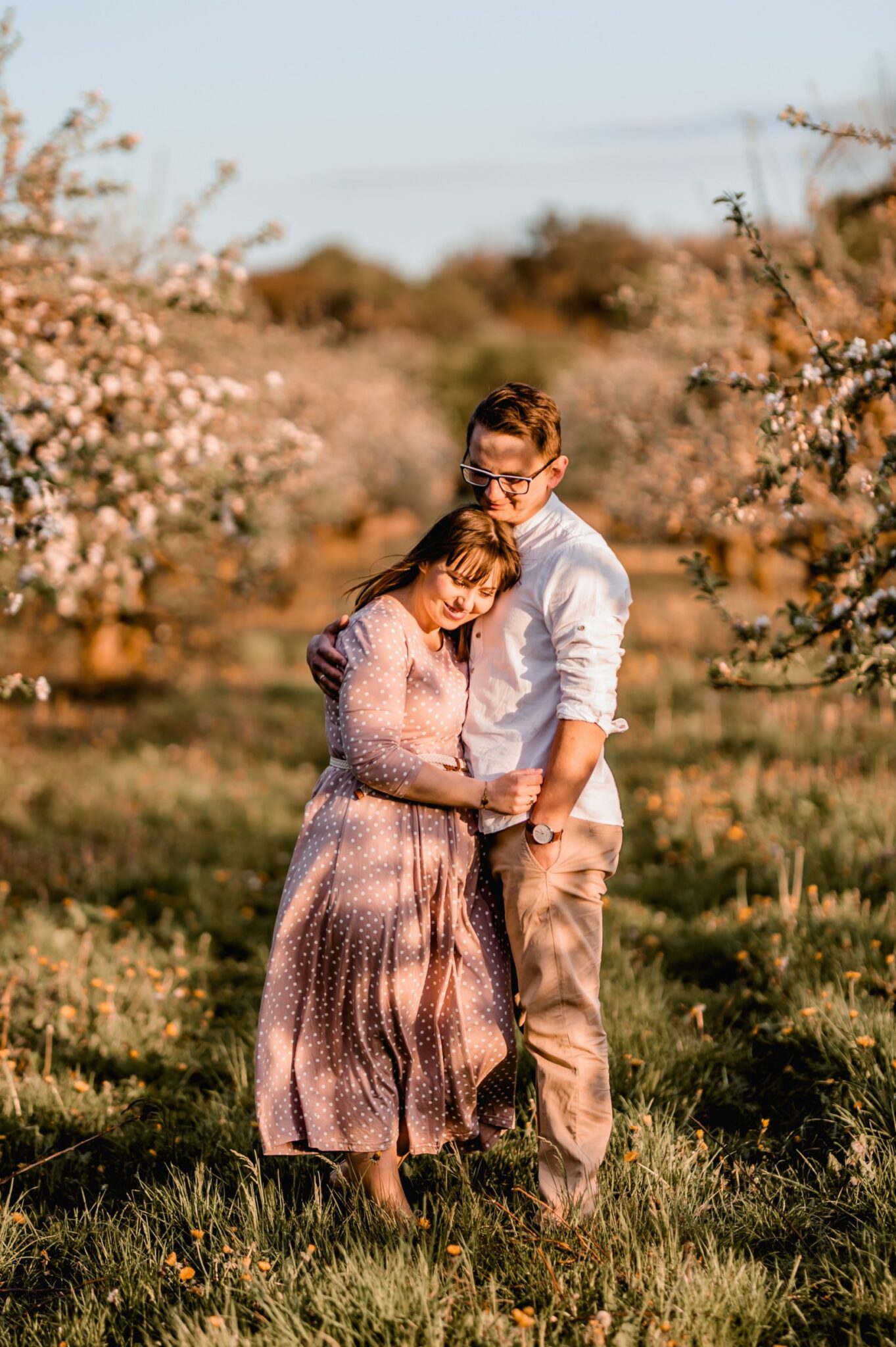 Kwiatowa sesja rodzinna w sadzie - Kostek i rodzice - Starogard Gdański Sesja rodzinna w sadzie 12 05 2022 Marta Trzcinska Fotografia 94 scaled - Kwiatowa sesja rodzinna w sadzie - Kostek i rodzice - Starogard Gdański